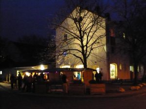Read more about the article Über 300 Nachbarn und Freunde feiern auf Darmstadts kleinstem Weihnachtsmarkt in der Postsiedlung…