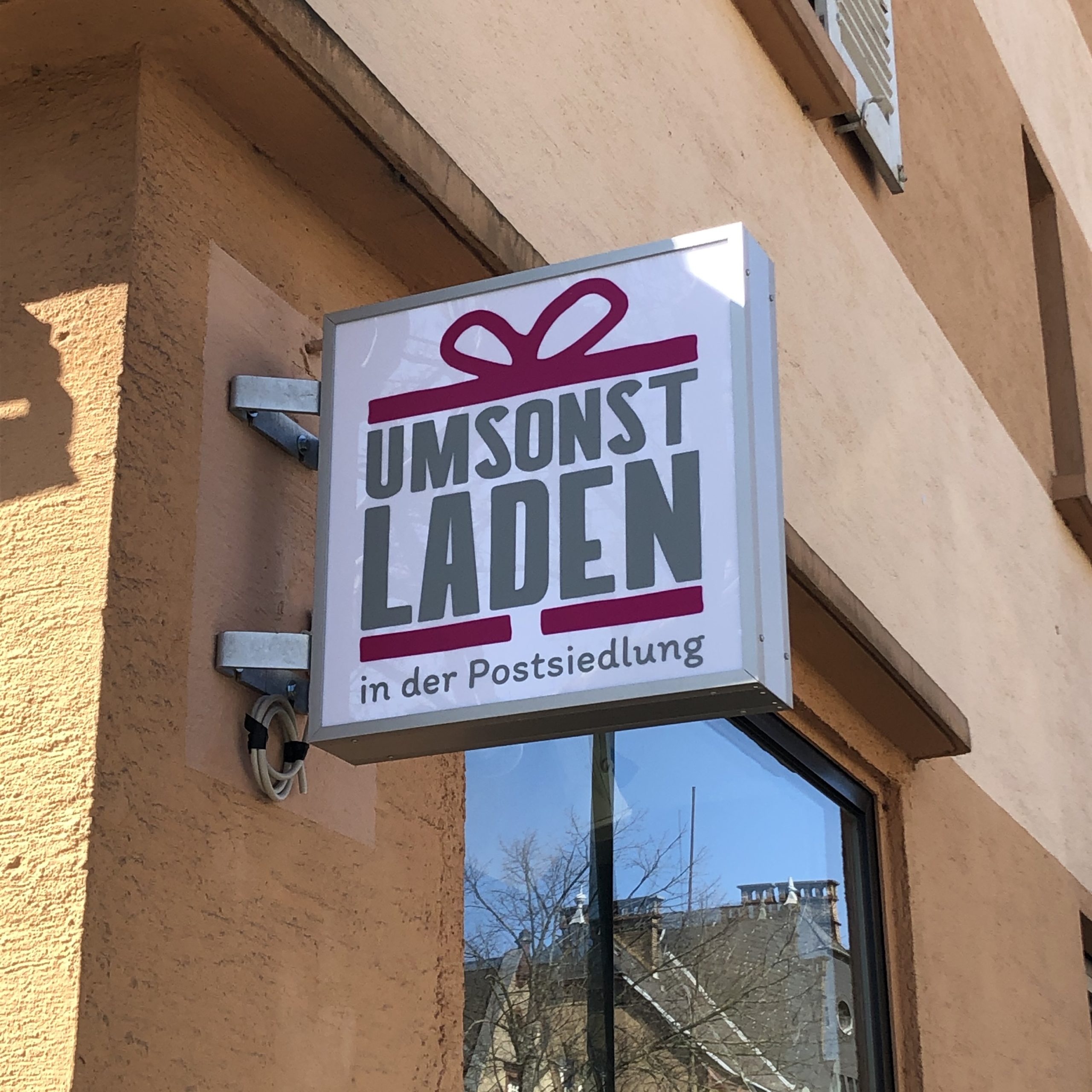 You are currently viewing Umsonstladen: Hurra – unser neues Leuchtschild ist da!