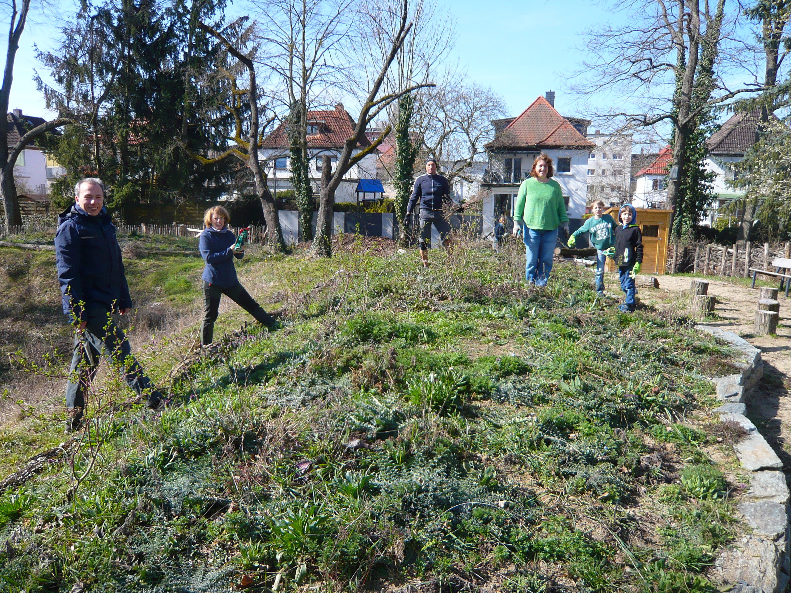 Read more about the article Biotop und Quartierplatz: Frühjahrsstart-Arbeitseinsatz bei Sonnenschein und blauem Himmel