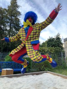 Read more about the article Umsonstladen: Unser Clown bringt gute Laune und kleine Geschenke ins Quartier