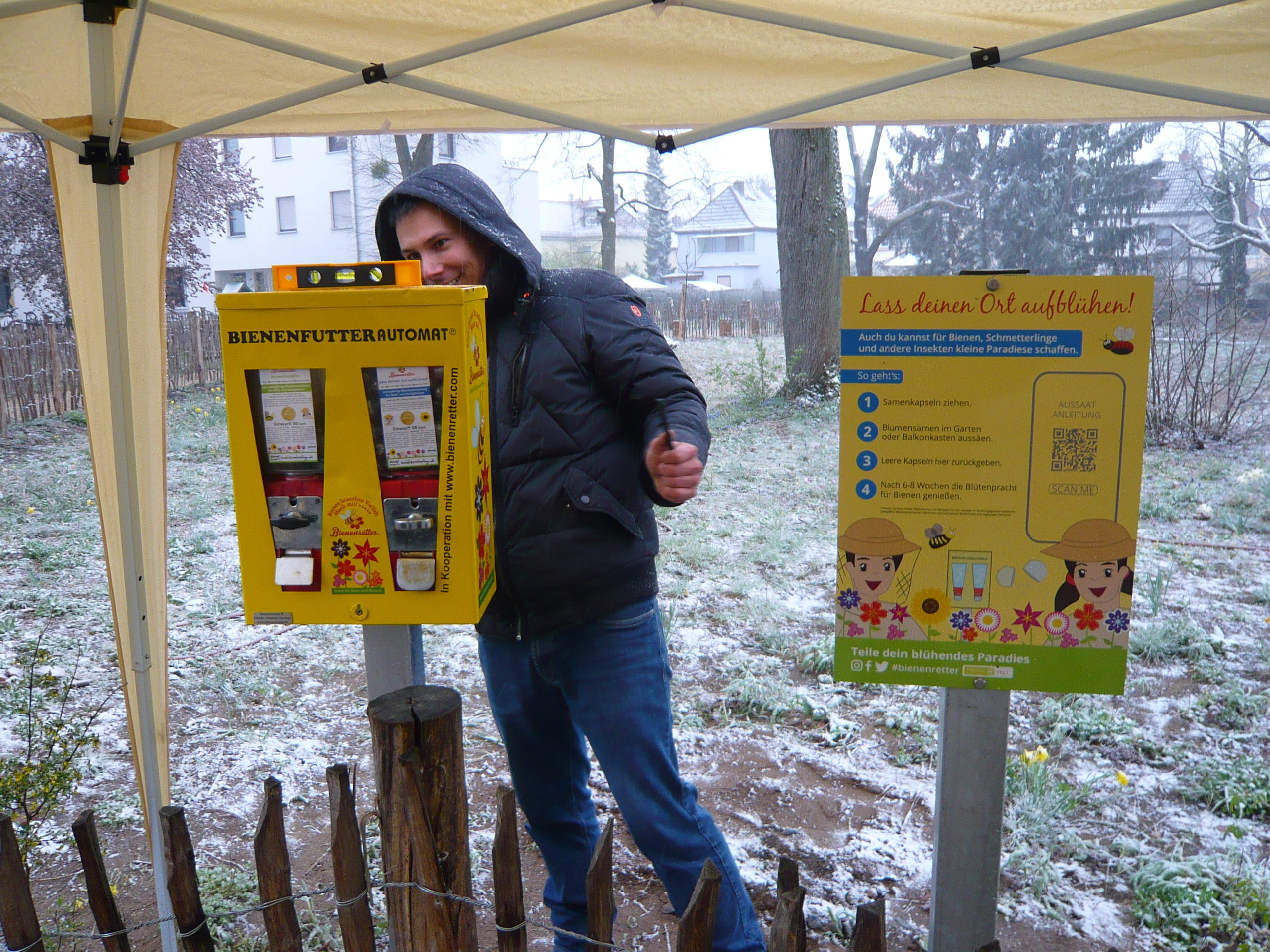 Read more about the article Biotop: Unser Bienenfutterautomat ist montiert – jetzt jederzeit Samen erhältlich!