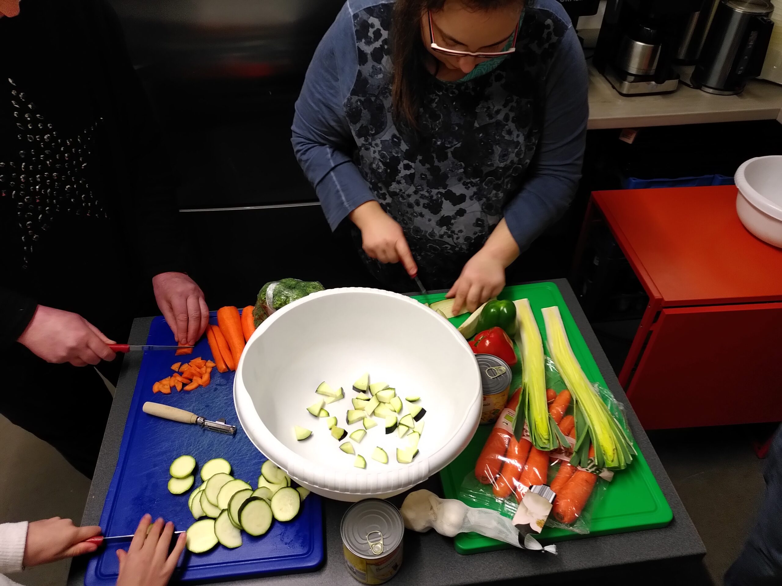 Read more about the article Soziale Hilfe: Kochgruppe – Gemüse in Lasagne: Schmeckt! + Das Zucker-Experiment…