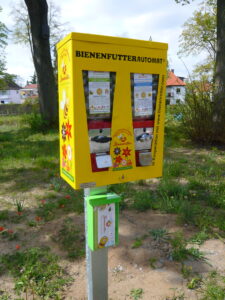 Read more about the article Biotop: Unser Bienenfutter-Automat ist wieder befüllt – für 50 Cent eine Blühwiese schaffen!