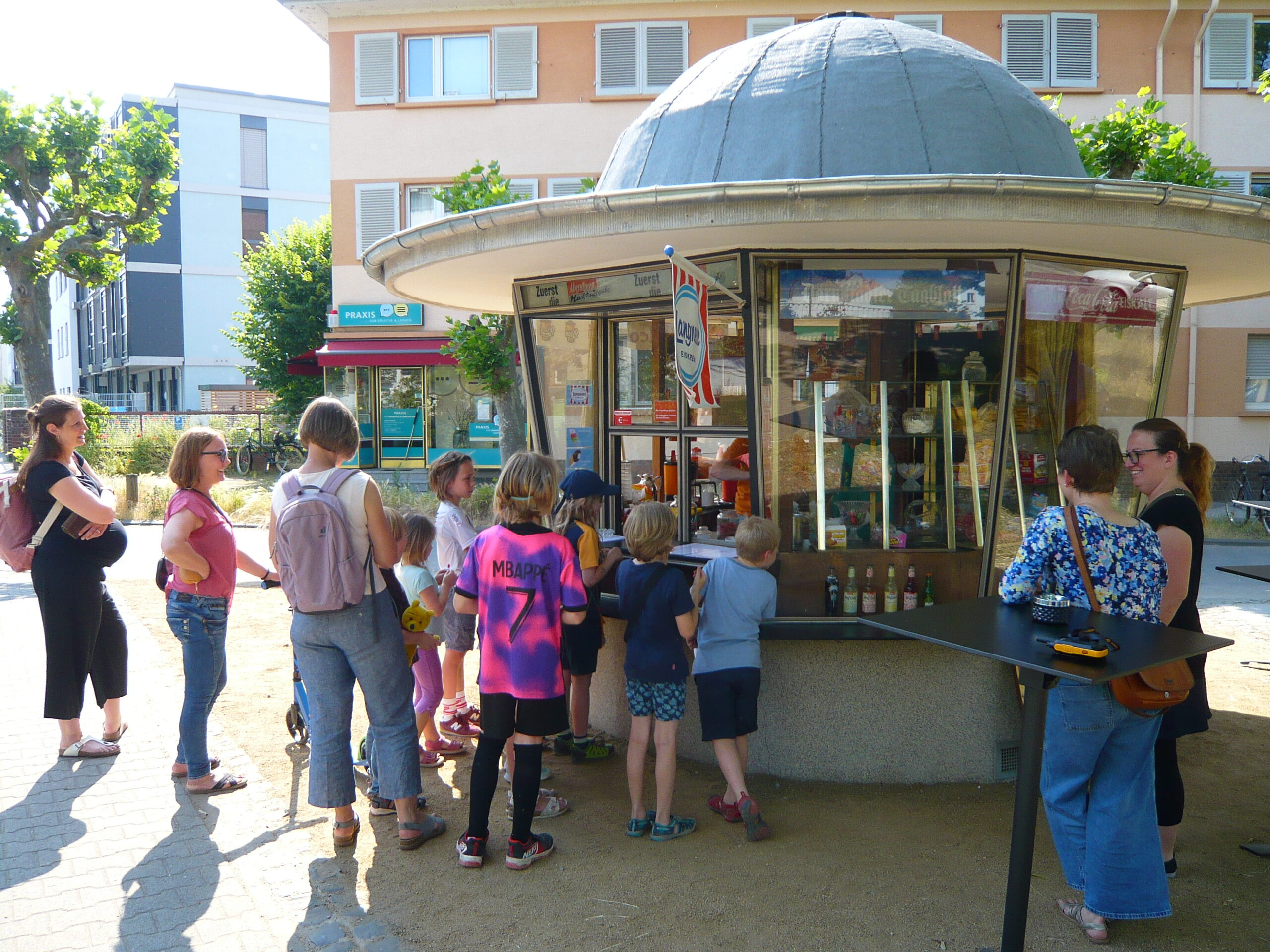 You are currently viewing Kiosk 1975: Erster Monat im Betrieb – es ist uns ein Fest!