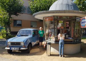 Read more about the article Kiosk 1975: Spontaner R4 – Oldtimer-Besuch am Kiosk :-)
