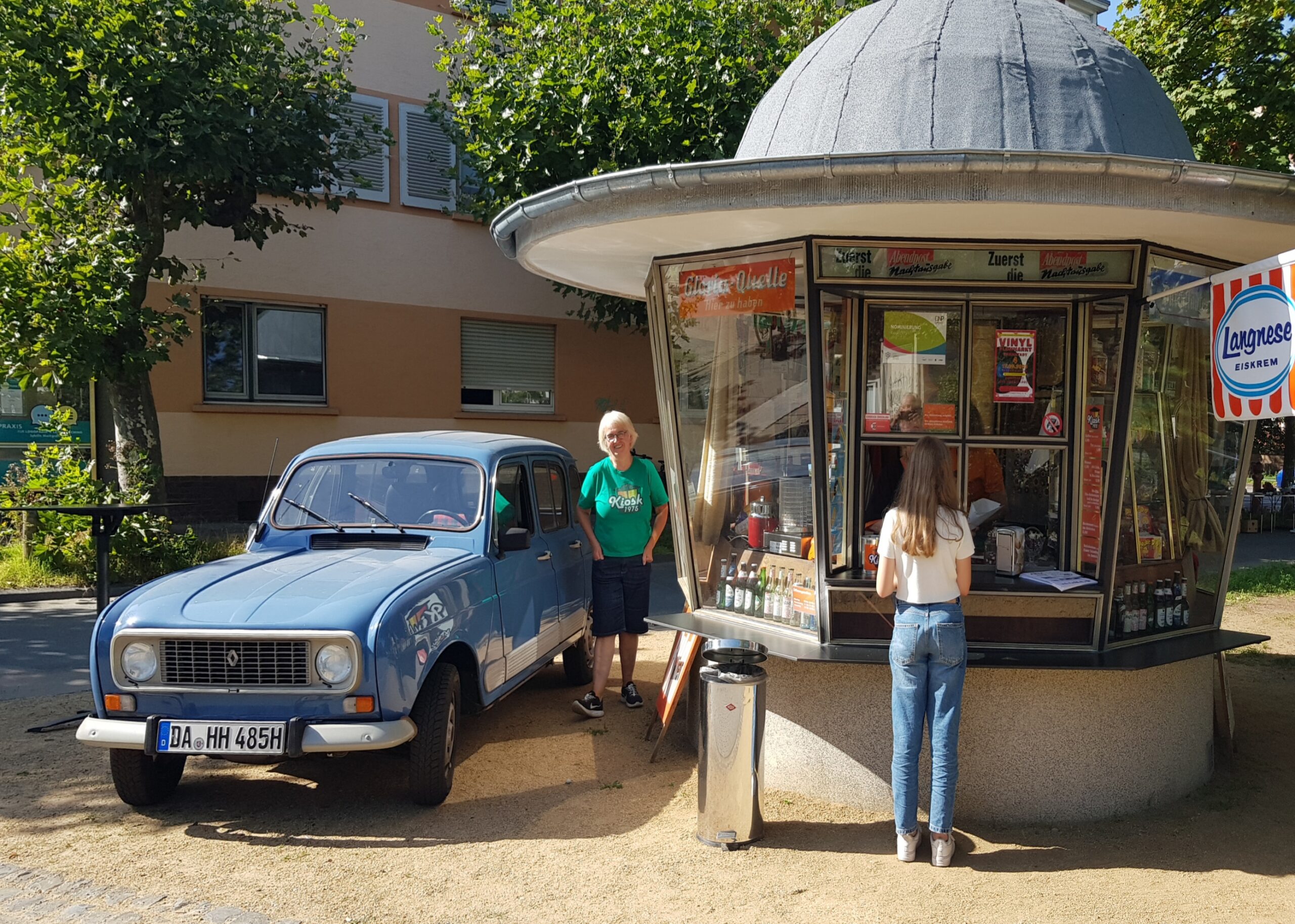 You are currently viewing Kiosk 1975: Spontaner R4 – Oldtimer-Besuch am Kiosk :-)