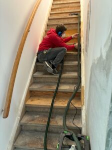 Read more about the article Umsonstladen: Ehrenamtliche Renovierungsoffensive – die Holztreppe wird saniert…