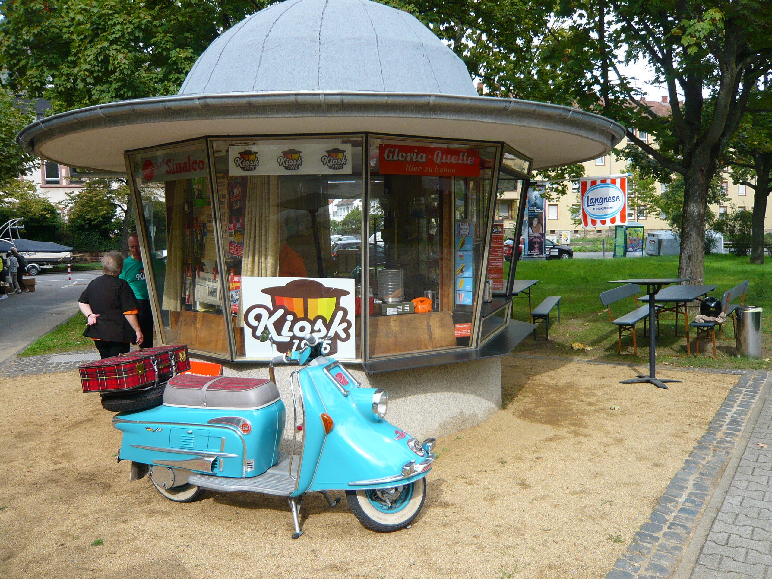 You are currently viewing Kiosk 1975: Heinkel-Roller bringt die 60er Jahre ans Kiosk…