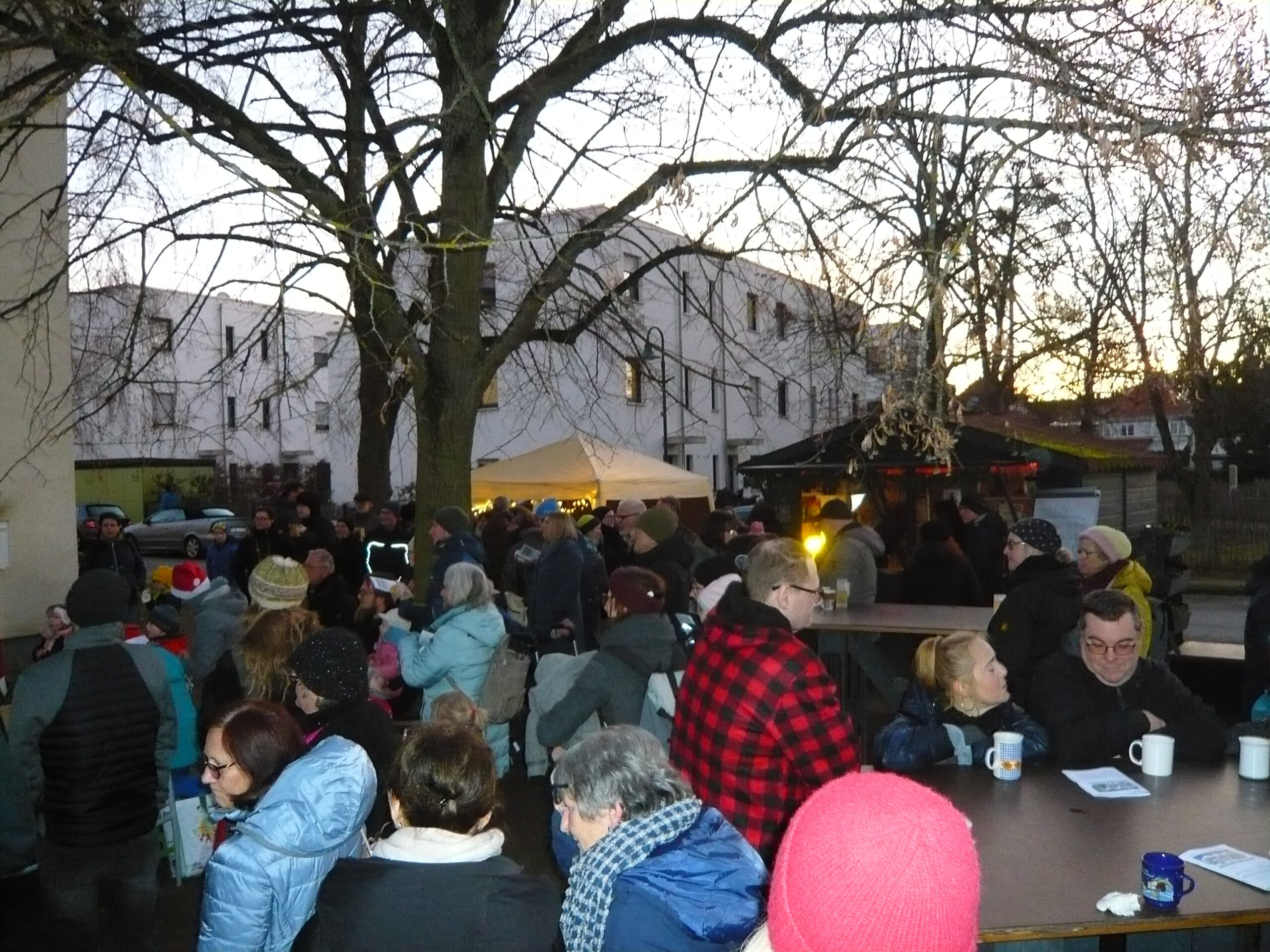 Read more about the article Quartier: Voller Quartierplatz und besinnliche Stimmung beim kleinsten Weihnachtsmarkt Darmstadts