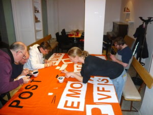 Read more about the article Quartier: Engagierter Workshop für Demokratie-Demonstration produziert viele tolle Plakate…
