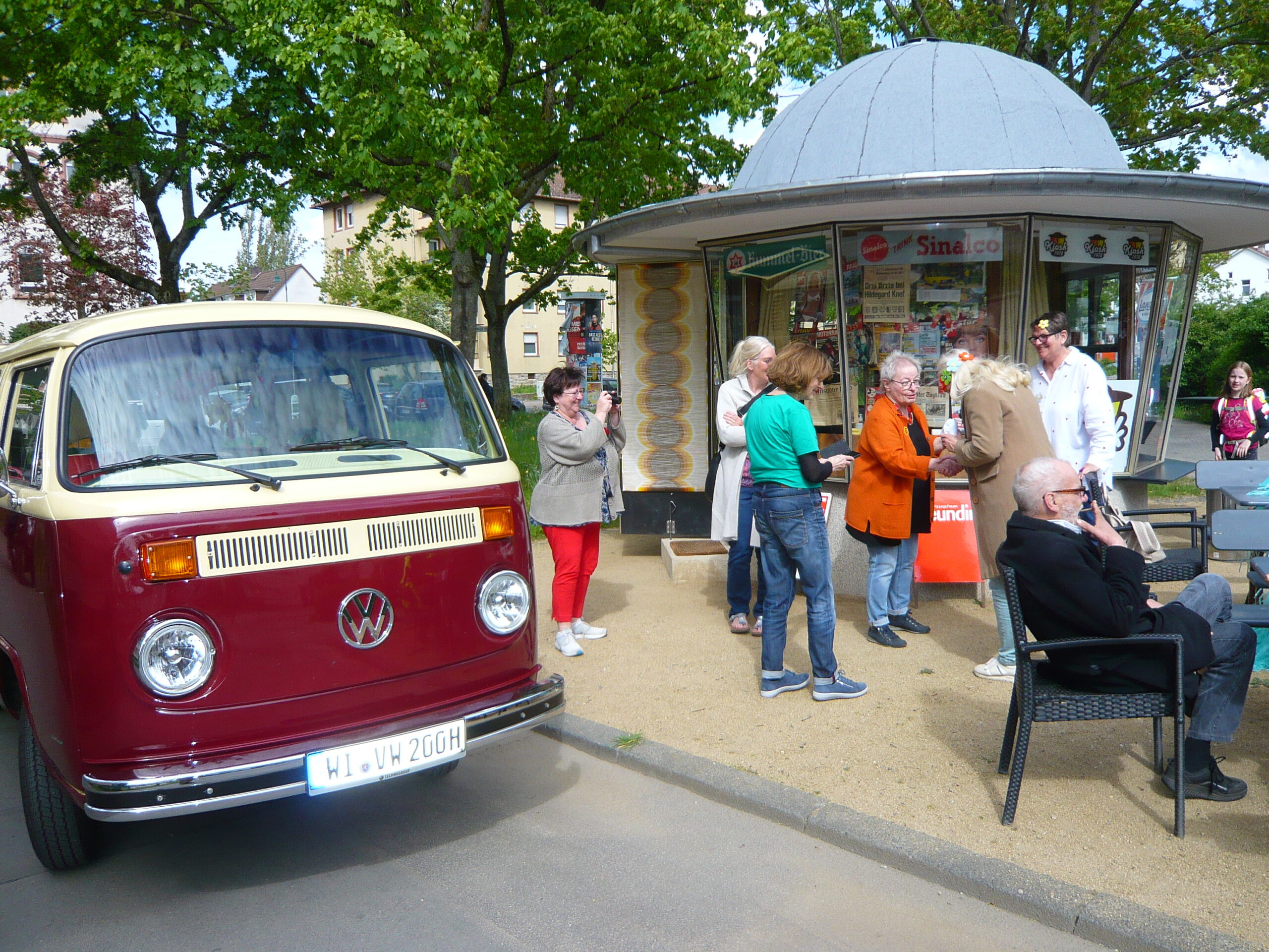 You are currently viewing Kiosk 1975: VW-Bus von 1975 bringt Geburtstagsgäste zum Kiosk…