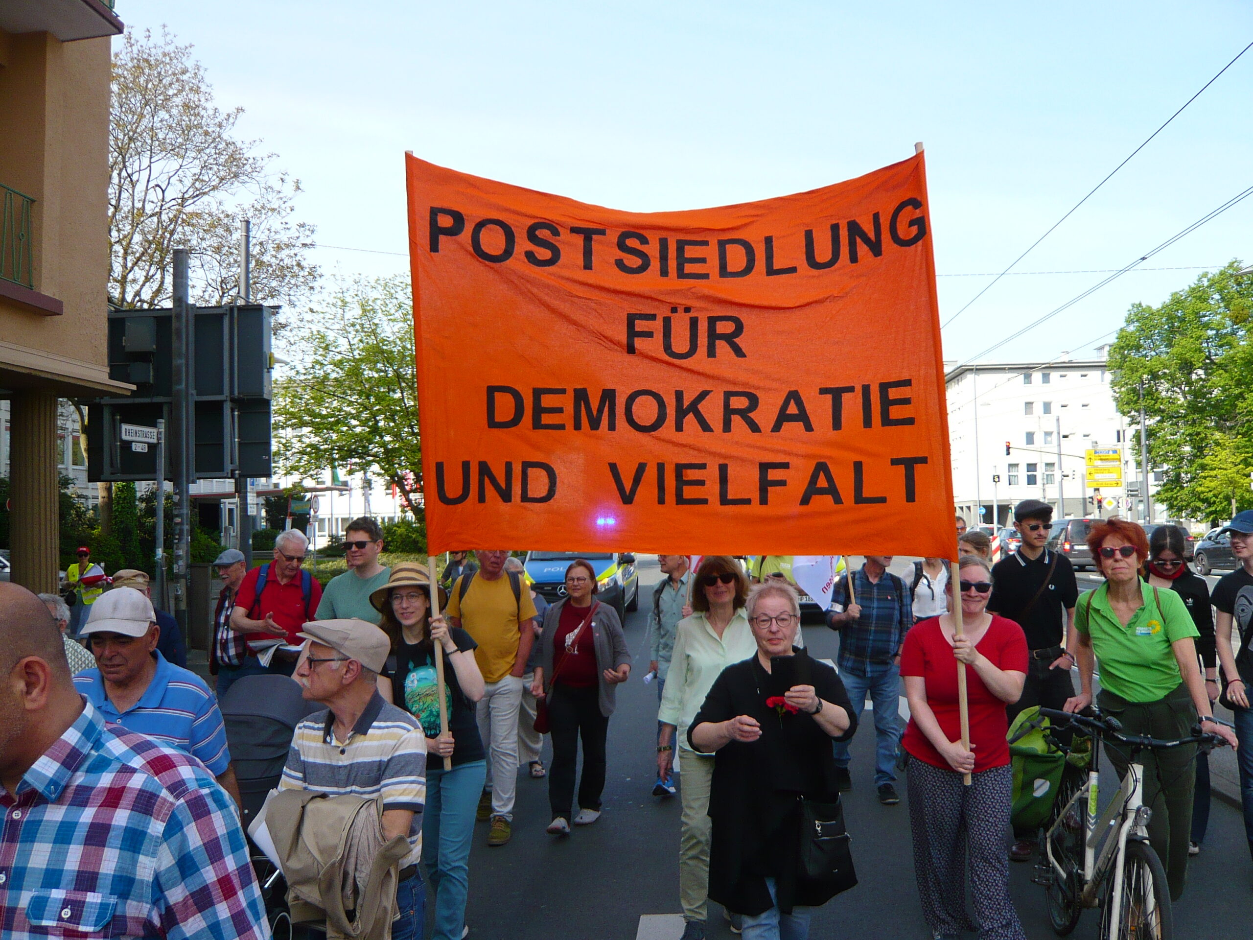 You are currently viewing Quartier: Flagge zeigen für Demokratie und Vielfalt bei 1. Mai Demonstration in Darmstadt